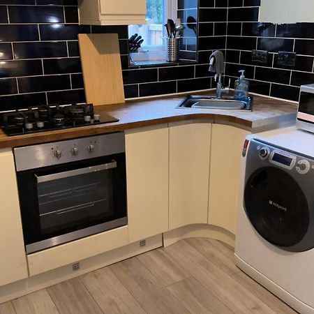 One Bedroom Apartment In Walsall Sleeps 4 Free Wifi By Villazu Bloxwich Luaran gambar