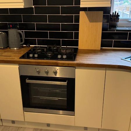 One Bedroom Apartment In Walsall Sleeps 4 Free Wifi By Villazu Bloxwich Luaran gambar