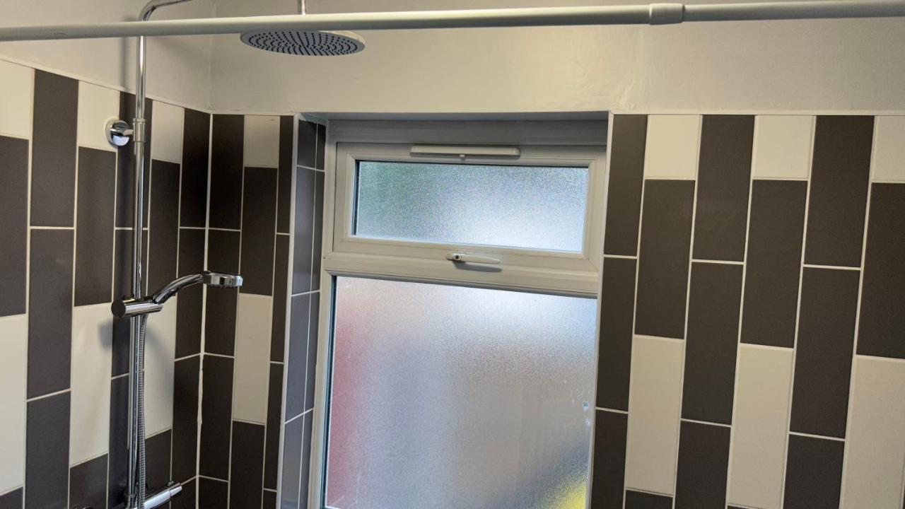 One Bedroom Apartment In Walsall Sleeps 4 Free Wifi By Villazu Bloxwich Luaran gambar