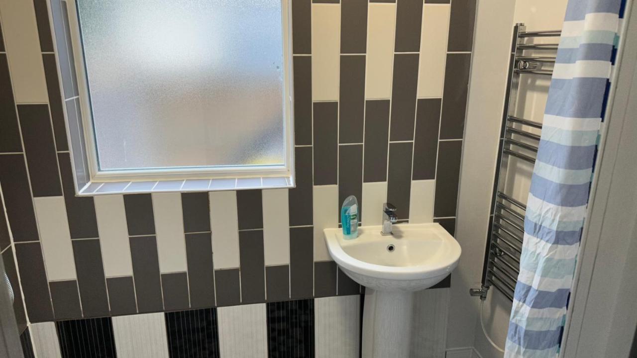 One Bedroom Apartment In Walsall Sleeps 4 Free Wifi By Villazu Bloxwich Luaran gambar