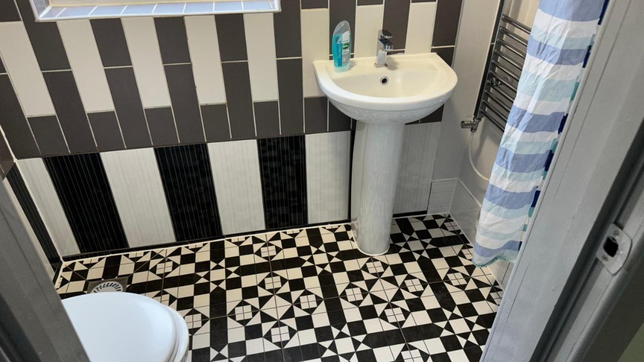 One Bedroom Apartment In Walsall Sleeps 4 Free Wifi By Villazu Bloxwich Luaran gambar
