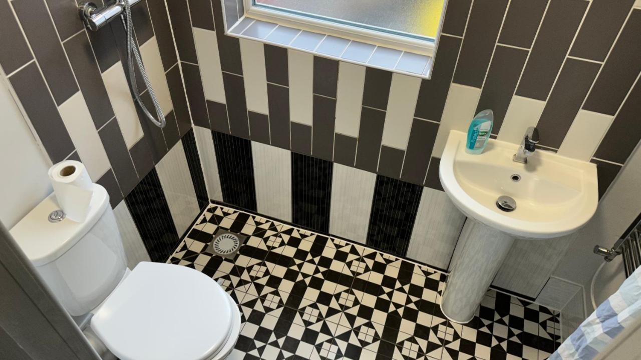 One Bedroom Apartment In Walsall Sleeps 4 Free Wifi By Villazu Bloxwich Luaran gambar
