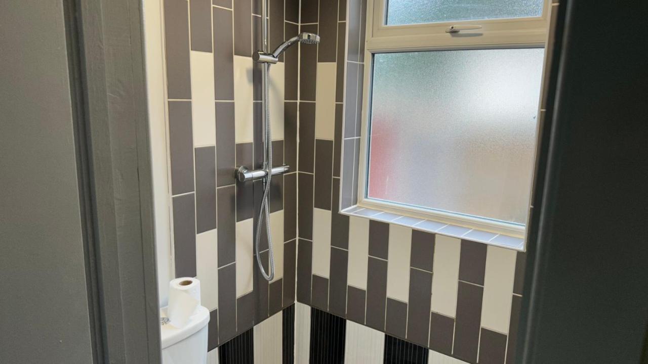 One Bedroom Apartment In Walsall Sleeps 4 Free Wifi By Villazu Bloxwich Luaran gambar